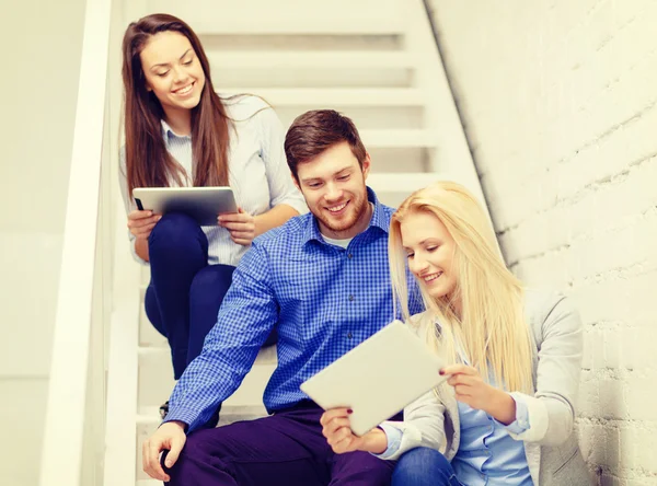 Équipe avec tablette PC assis sur l'escalier — Photo