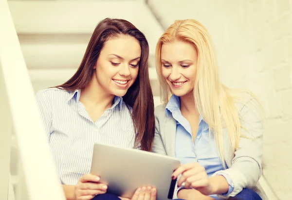 Een team met tablet pc-computer zittend op de trap — Stockfoto