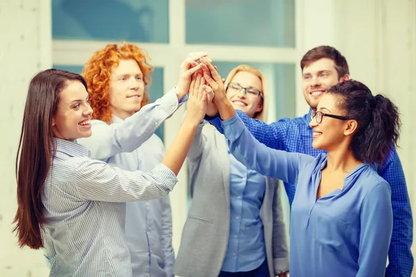 Equipe criativa fazendo alto cinco gesto no escritório — Fotografia de Stock