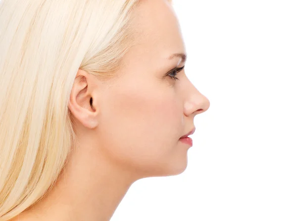 Close up van schoon gezicht van mooie jonge vrouw — Stockfoto