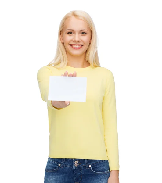 Fille souriante avec carte de visite ou de nom vierge — Photo