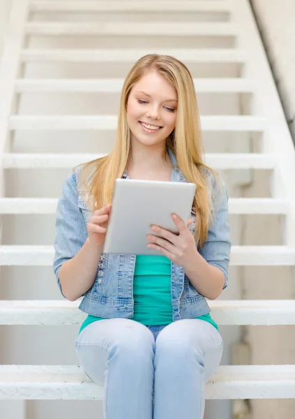 女子学生のタブレット pc コンピューターで笑みを浮かべてください。 — ストック写真