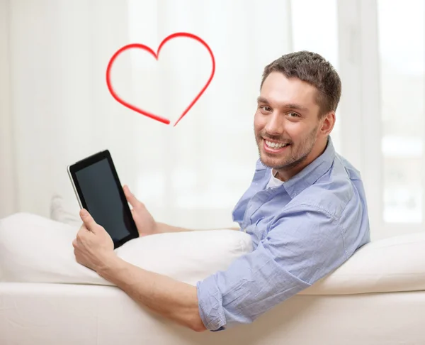 Homme souriant travaillant avec tablette pc à la maison — Photo