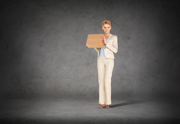 Businesswoman delivering cardboard box — Stock Photo, Image