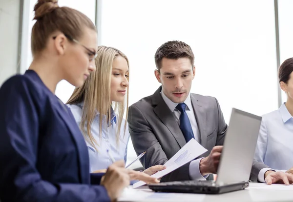 Equipe de negócios com laptop tendo discussão — Fotografia de Stock