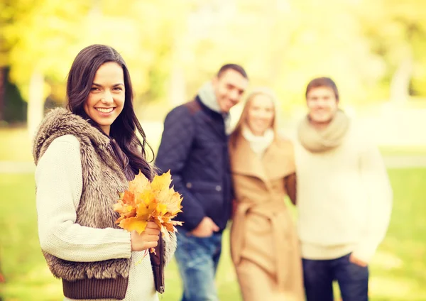 Freundeskreis vergnügt sich im Herbstpark — Stockfoto