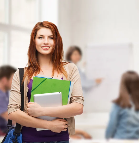 Étudiant souriant avec sac, dossiers et tablette pc — Photo