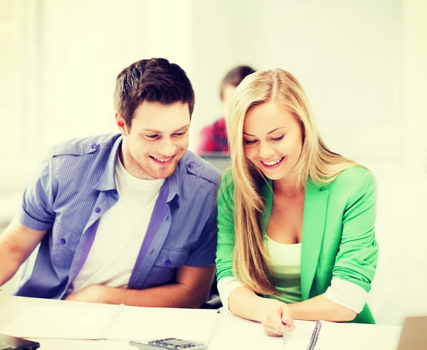 Schüler machen Mathematik in der Schule — Stockfoto