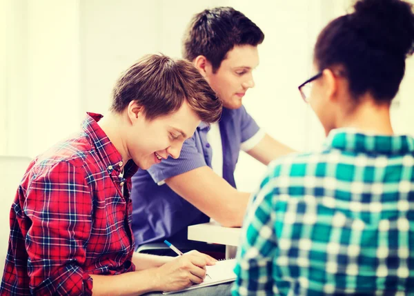 Estudiante con cuaderno estudiando en la escuela — Foto de Stock