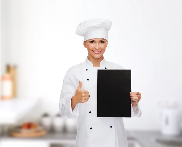 Chef femme souriante avec papier blanc noir — Photo