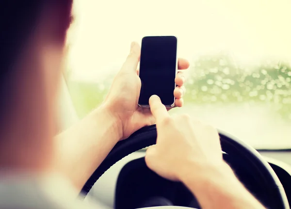 Homem usando telefone enquanto dirige o carro — Fotografia de Stock