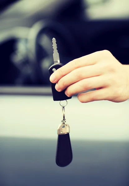 Hombre con llave de coche afuera —  Fotos de Stock