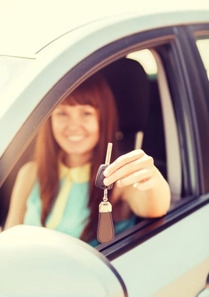 Mujer feliz sosteniendo llave del coche — Foto de Stock