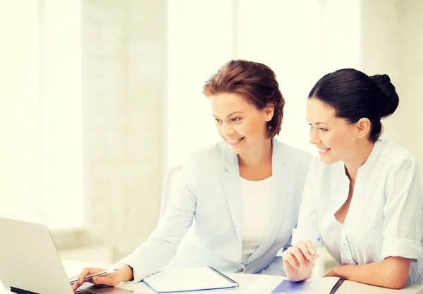 Geschäftsfrauen arbeiten mit Laptop im Büro — Stockfoto