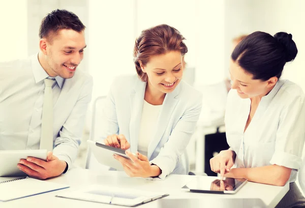 Equipo de negocios que trabaja con Tablet PC en la oficina —  Fotos de Stock