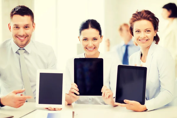 Equipe de negócios mostrando tablet pcs no escritório — Fotografia de Stock