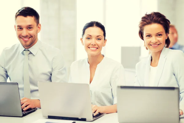 Groep van mensen die werken met laptops in office — Stockfoto