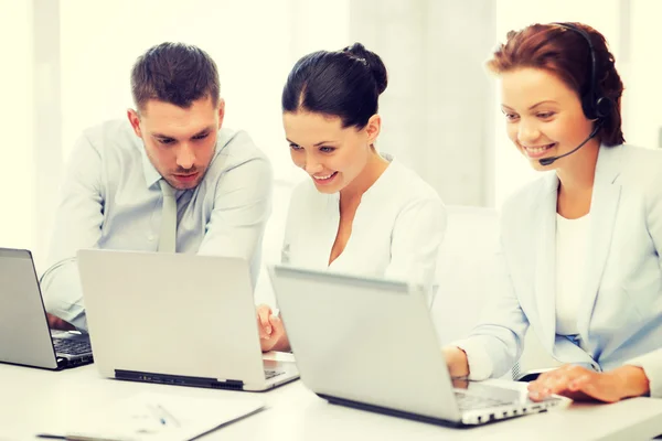 Grupa osób pracujących z laptopów w biurze — Zdjęcie stockowe