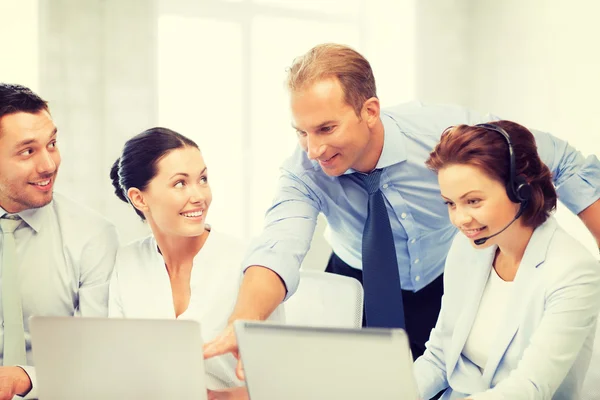 Grupo de personas que trabajan en call center — Foto de Stock