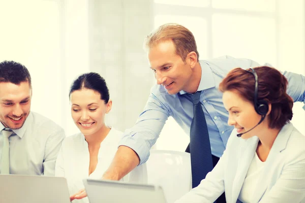 Grupo de personas que trabajan en call center — Foto de Stock