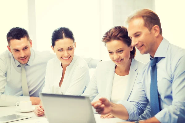 Business-teamet med diskussion i office — Stockfoto