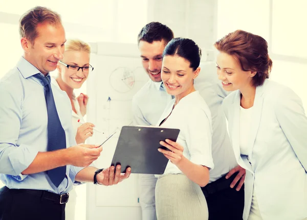 Equipe de negócios discutindo algo no escritório — Fotografia de Stock