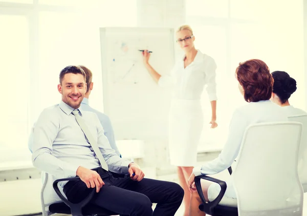 Zakenman op zakelijke bijeenkomst in office — Stockfoto