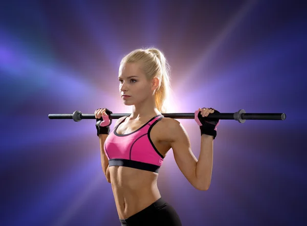 Mujer deportista haciendo ejercicio con barbell —  Fotos de Stock