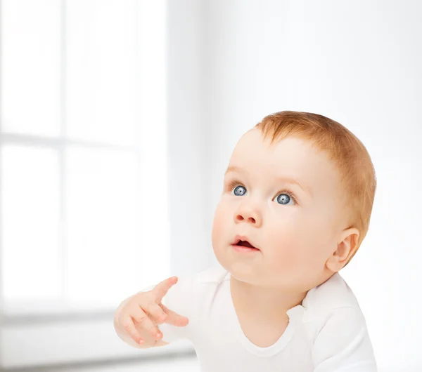 Bebê curioso olhando para cima — Fotografia de Stock