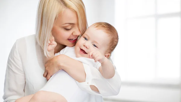 Boldog anya, mosolygós baba — Stock Fotó