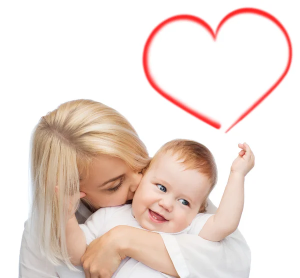 Glückliche Mutter küsst lächelndes Baby — Stockfoto