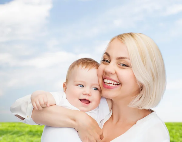 Madre feliz con el bebé sonriente — Foto de Stock