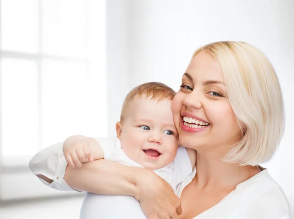 Madre feliz con el bebé sonriente — Foto de Stock