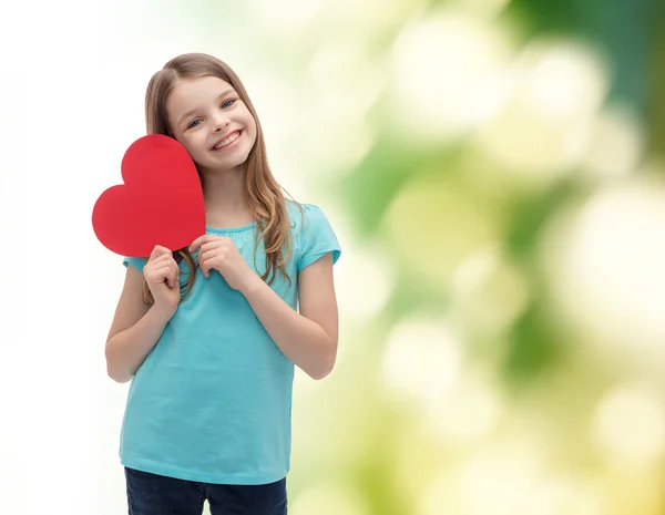Sorrindo menina com coração vermelho — Fotografia de Stock