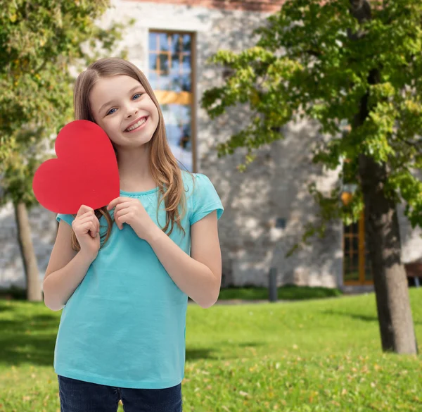 Sorrindo menina com coração vermelho — Fotografia de Stock
