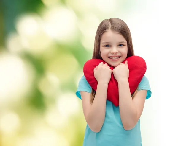 Sorridente bambina con il cuore rosso — Foto Stock