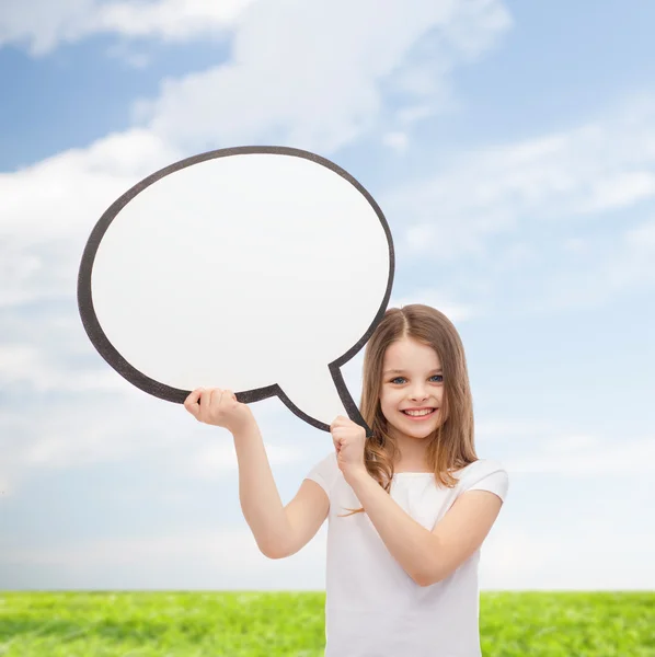 Menina sorridente com bolha de texto em branco — Fotografia de Stock