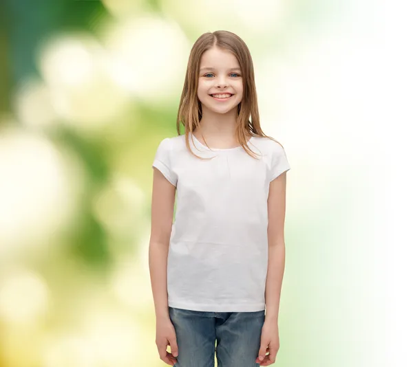 Niña sonriente en camiseta blanca en blanco —  Fotos de Stock