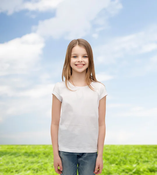 Lächelndes kleines Mädchen in weißem Blanko-T-Shirt — Stockfoto