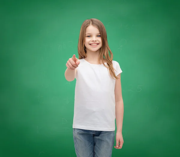 Petite fille en blanc vierge t-shirt pointant vers vous — Photo