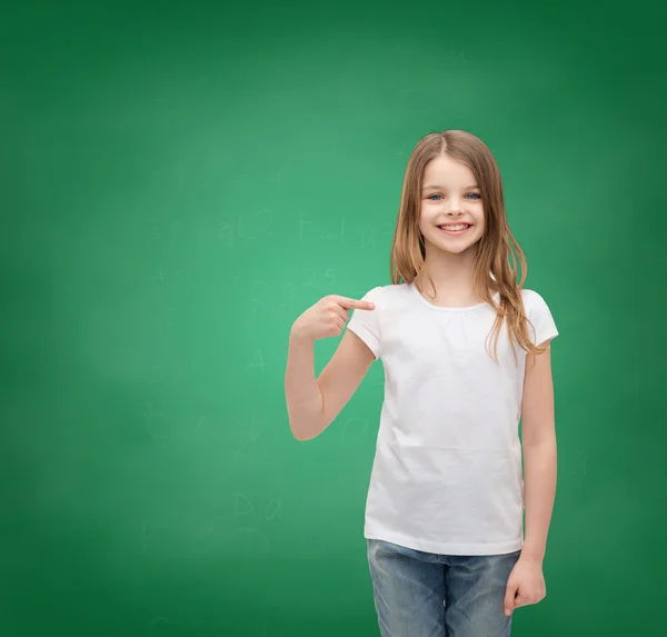 Sorrindo menina em branco t-shirt branca — Fotografia de Stock