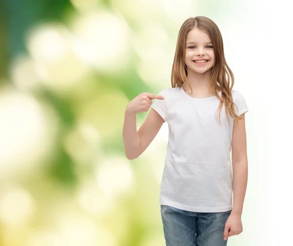 Sorridente bambina in bianco t-shirt — Foto Stock