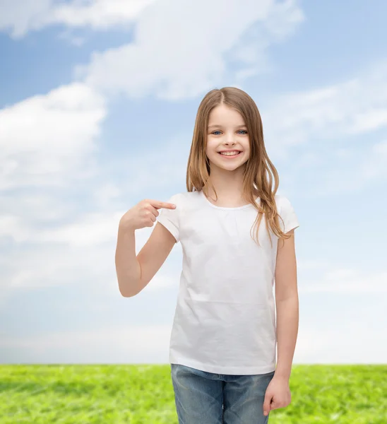 Leende liten flicka i blank vit t-shirt — Stockfoto