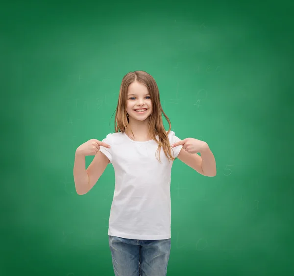 Lächelndes kleines Mädchen im weißen T-Shirt — Stockfoto