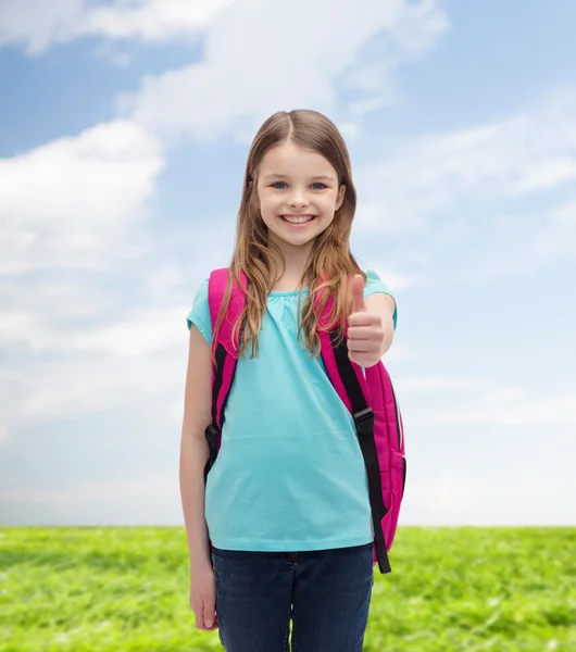 Okul çantası başparmak göstermek yukarıya ile gülümseyen kız — Stok fotoğraf