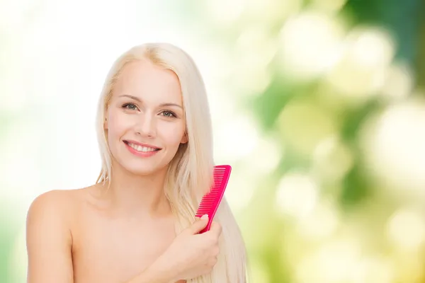 Mujer sonriente con cepillo de pelo —  Fotos de Stock