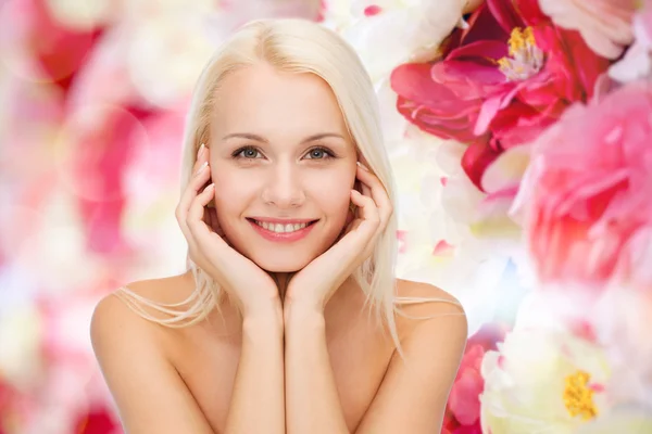 Mooie vrouw aan haar gezicht huid te raken — Stockfoto