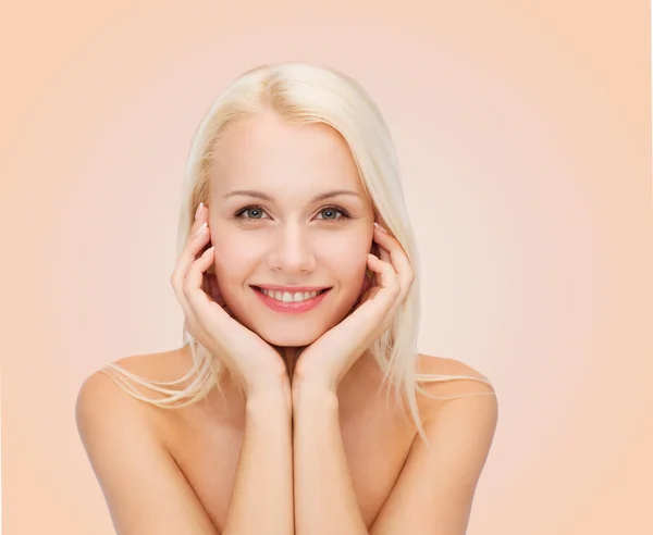 Mooie vrouw aan haar gezicht huid te raken — Stockfoto