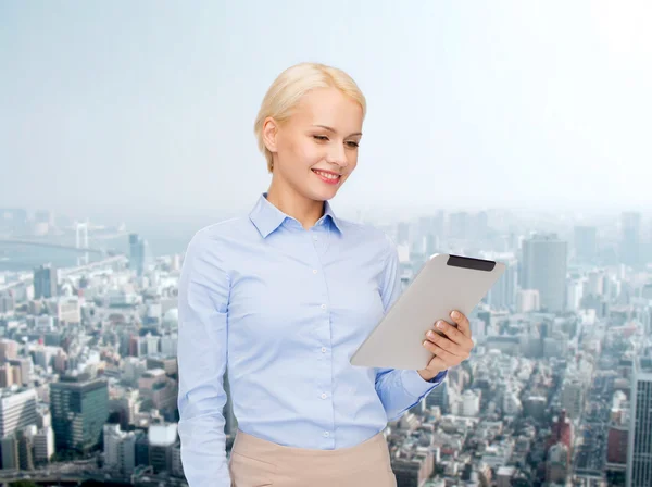 Mujer sonriente mirando tableta ordenador PC — Foto de Stock