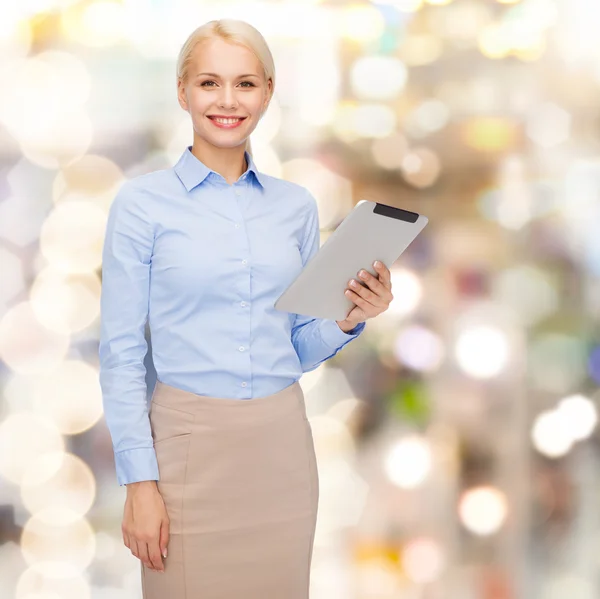 Mujer sonriente mirando tableta ordenador PC — Foto de Stock